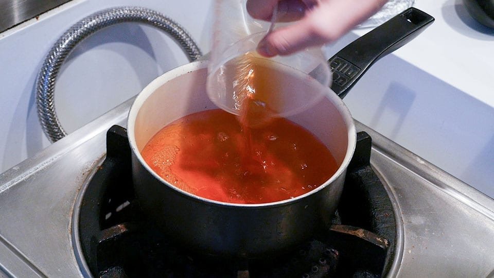 將魚露、水及糖放進一個鍋裡面，慢火加熱並加以攪拌